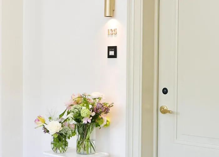 Les Bains De Отель